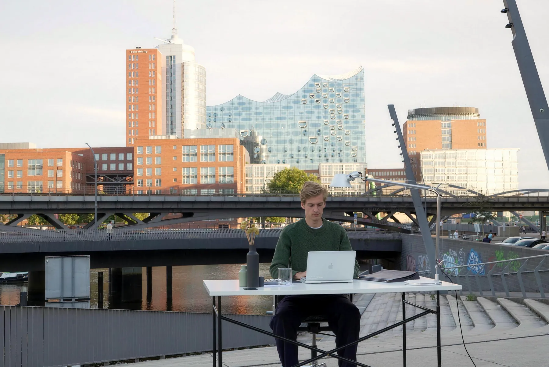 Arbeiten mit Blick auf die Elbphilharmonie